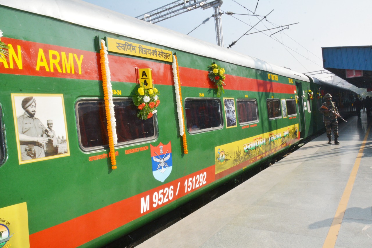 MUKTI JODHAS FROM BANGLADESH EMBARK ON SWARNIM VIJAY VARSH SPECIAL TRAIN