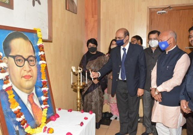 General Manager Northern Railway pays tribute to Dr. B.R. Ambedkar on Mahaparinirwan Diwas 