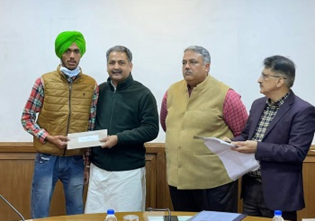 VIJAY INDER SINGLA HANDS OVER APPOINTMENT LETTERS TO 20 NEWLY-APPOINTED EMPLOYEES IN PWD