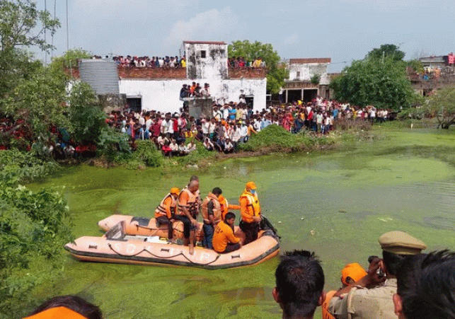 cmidjtk_lucknow-search-for-tractor-in-pond_625x300_26_September_22