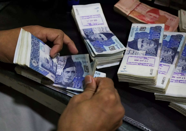 pakistan-rupee-closes-at-record-low-of-300-2-to-the-dollar