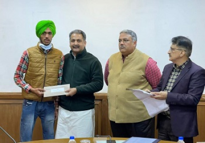 VIJAY INDER SINGLA HANDS OVER APPOINTMENT LETTERS TO 20 NEWLY-APPOINTED EMPLOYEES IN PWD