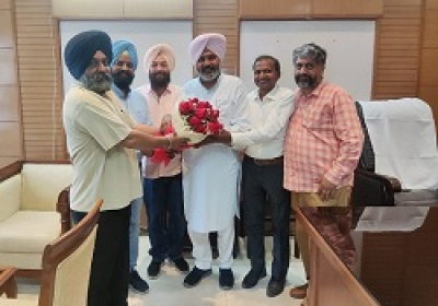 Digital Media Association members greet FM and Speaker of Vidhan Sabha