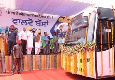 CM and Kejriwal flagged off Volvo buses from Punjab to Indira Gandhi International Airport